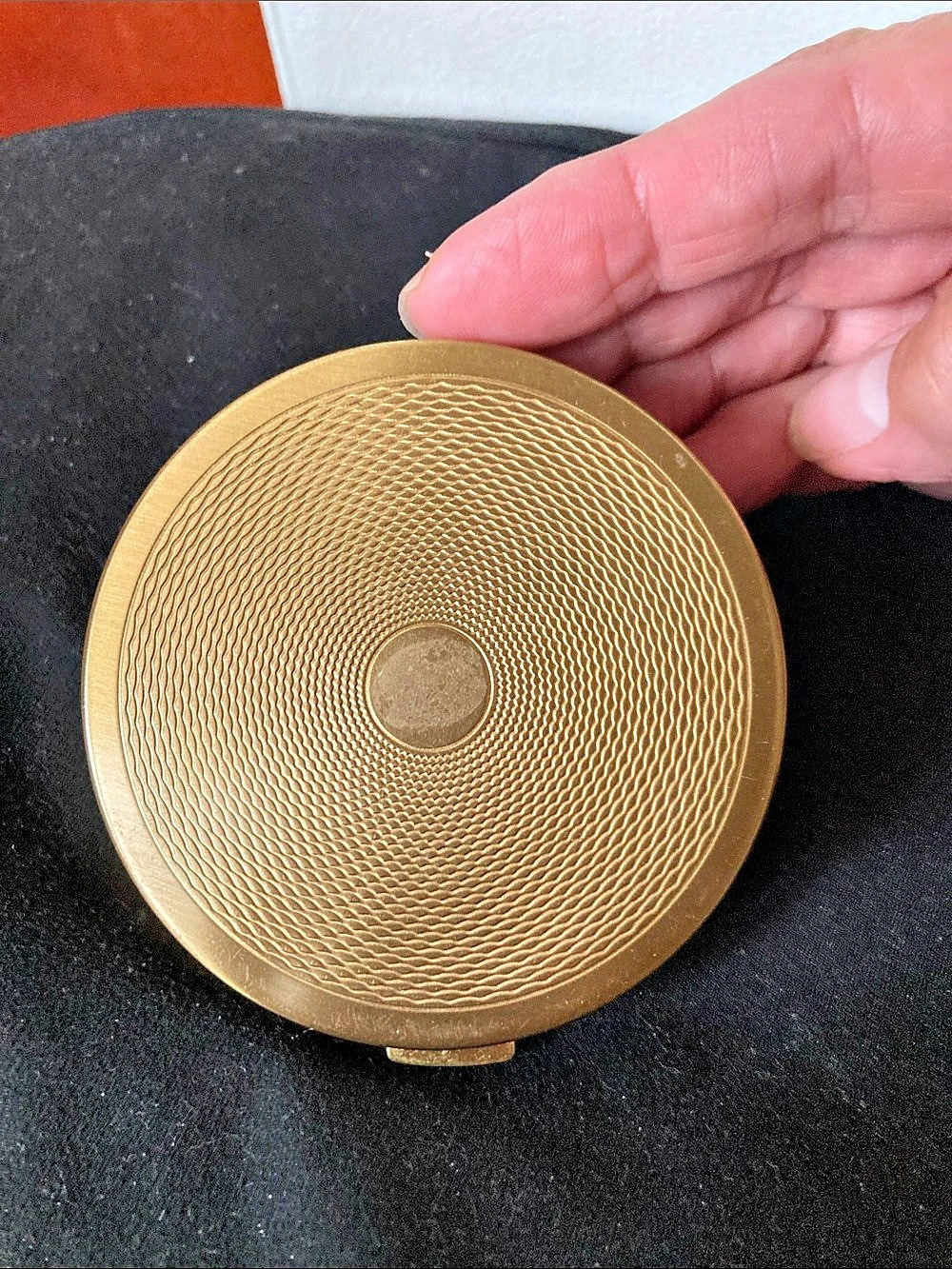 Engraved Gold-Tone Powder Compact - Picture 3 of 6